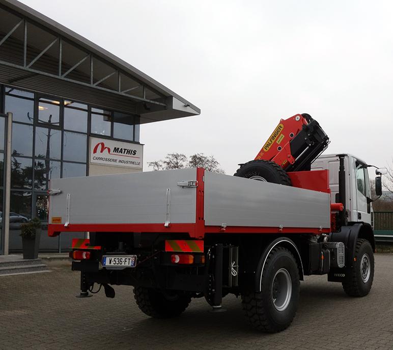 4X4 équipé d'une grue Palfinger PK20001K et d'un plateau ridelles 3.50m. CE camion est destiné aux pays exotiques